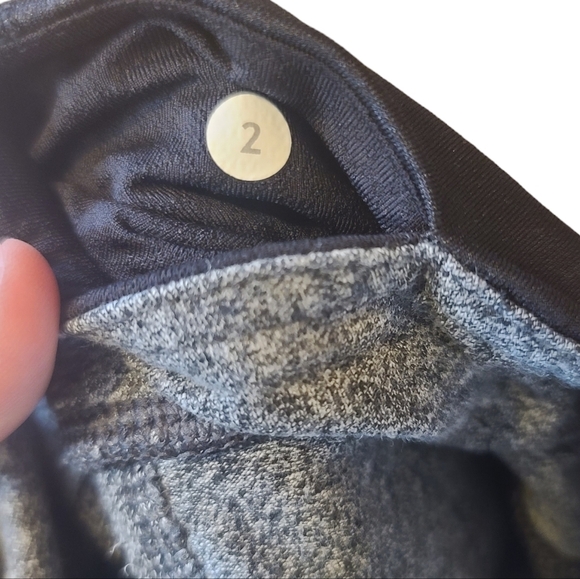 Lululemon Motivate Crop Gray Knit Black Capri Leggings Womens size 2 yoga - Picture 7 of 7
